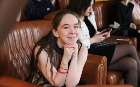«Прическу на выпускной мне выбирает мама»: кировская выпускница о подготовке к торжествам