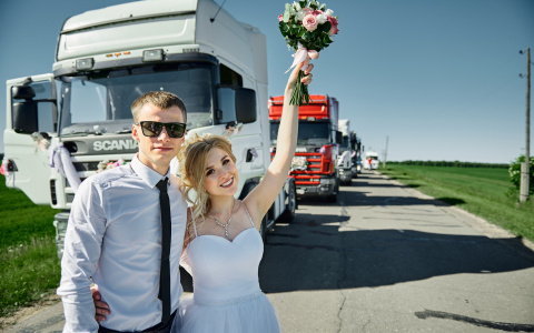 «Мы нашли организаторов свадьбы в шиномонтаже»: невеста из Куменского района о необычном торжестве