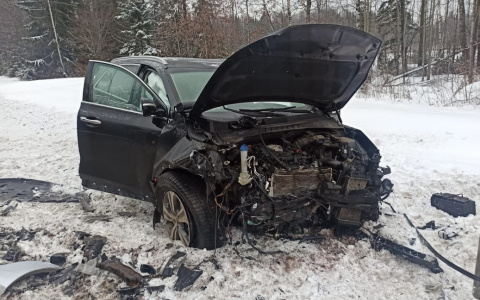 В Слободском районе в ДТП на трассе погиб водитель и пострадала девушка