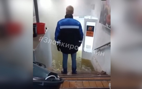 "Воды было по пояс": в Кирове магазин инструментов затопило кипятком
