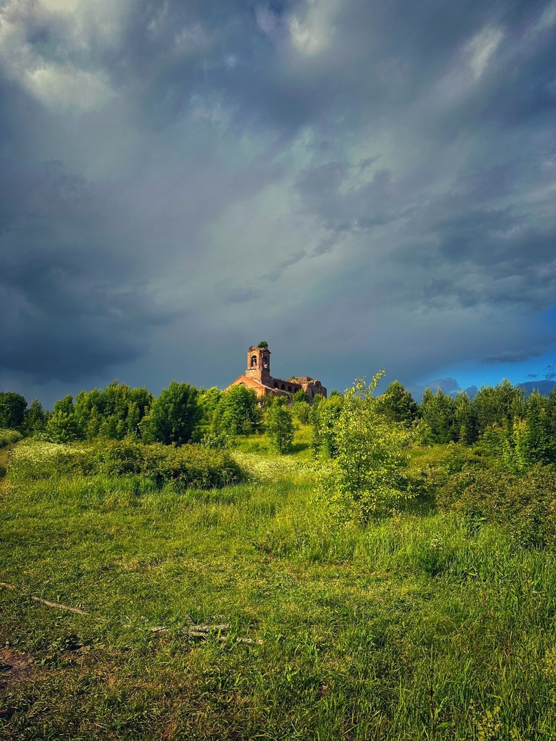 Заброшенный храм в Кировской области