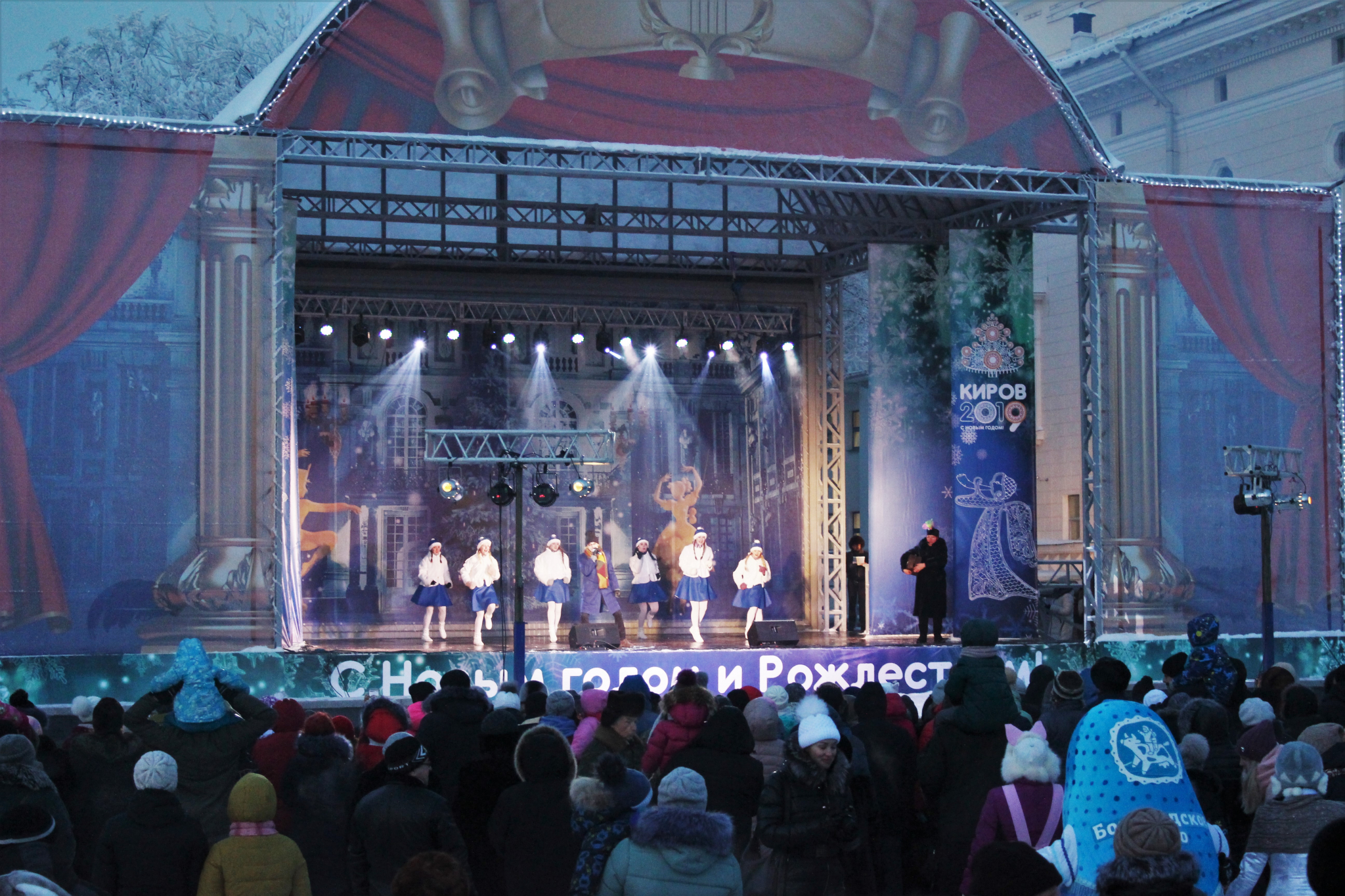 Город в лицах: открытие главной новогодней елки города на Театральной площади