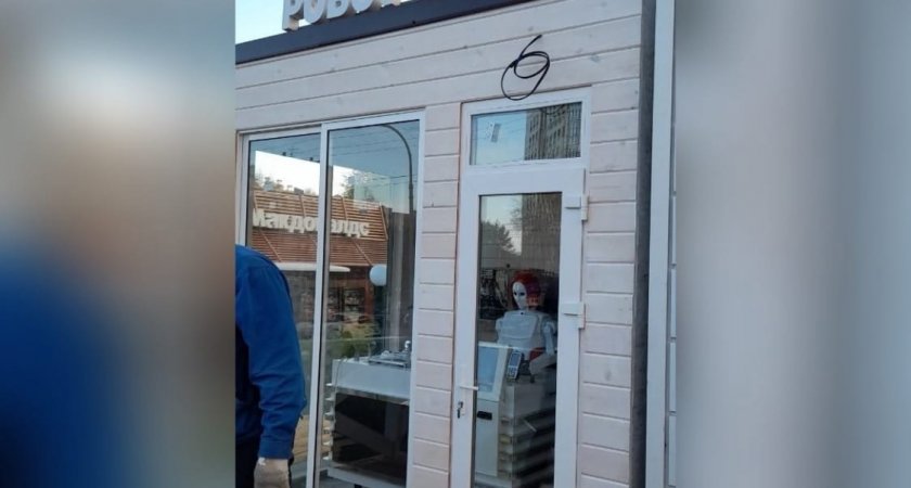У кировского цирка появился робот-продавец мороженого