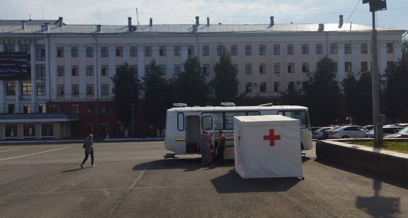 Участились случаи потери обоняния: в Кировской области от COVID-19 погибают люди