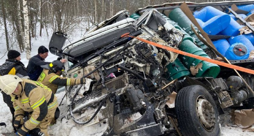 Пострадавшего вырезали из кабины: подробности аварии с грузовиками в Кировской области