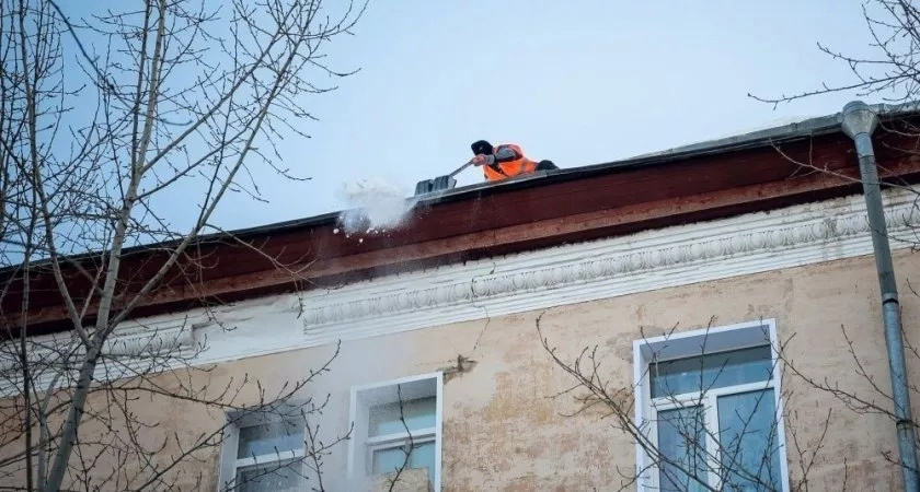  Прокуратура нашла 193 виновника в плохой уборке дворов и крыш зданий в Кирове