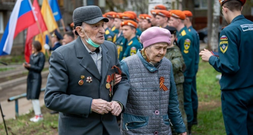 В Кирове продолжают поздравлять ветеранов ВОВ, устраивая концерты во дворах их домов