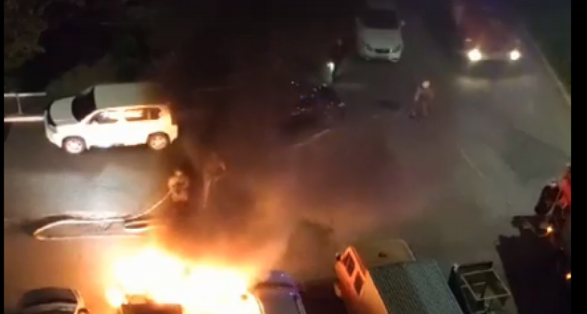 Ночью на Зональном вспыхнула Toyota Camry: видео 