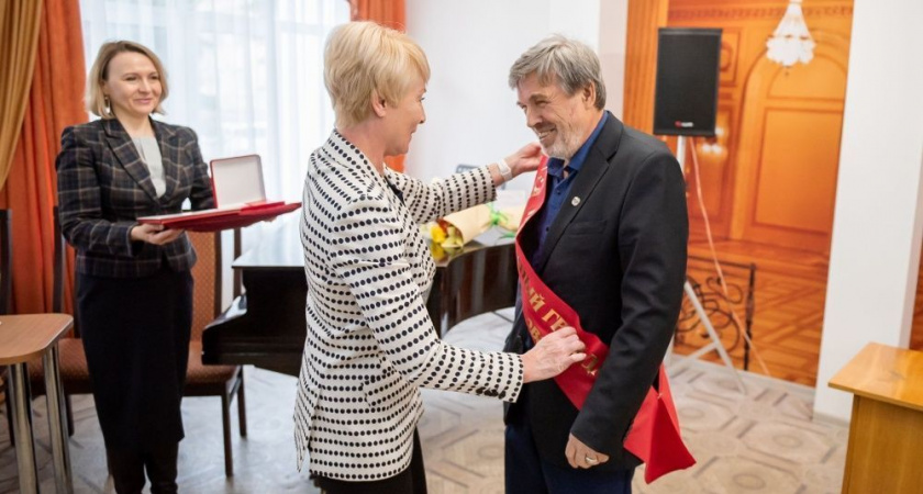 Литератору Николаю Пересторонину вручили знак почетного гражданина города Кирова
