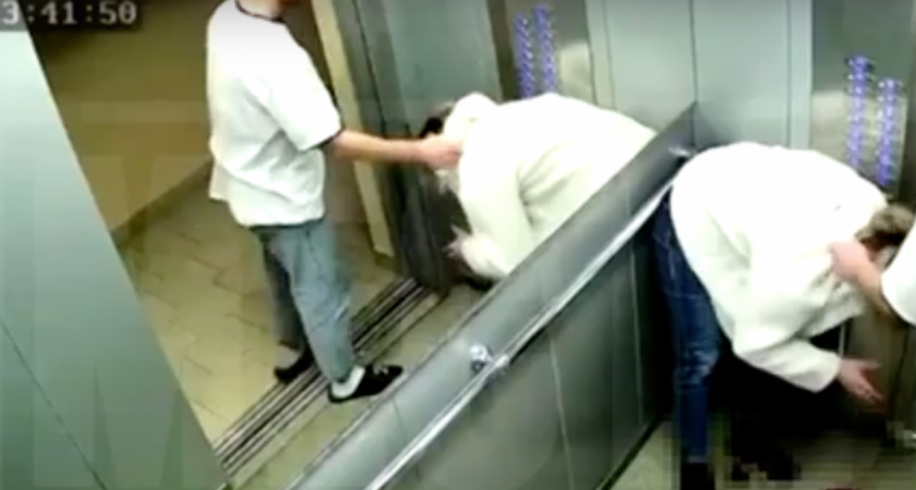 Кировчанин в лифте разбил подруге нос до крови: видео