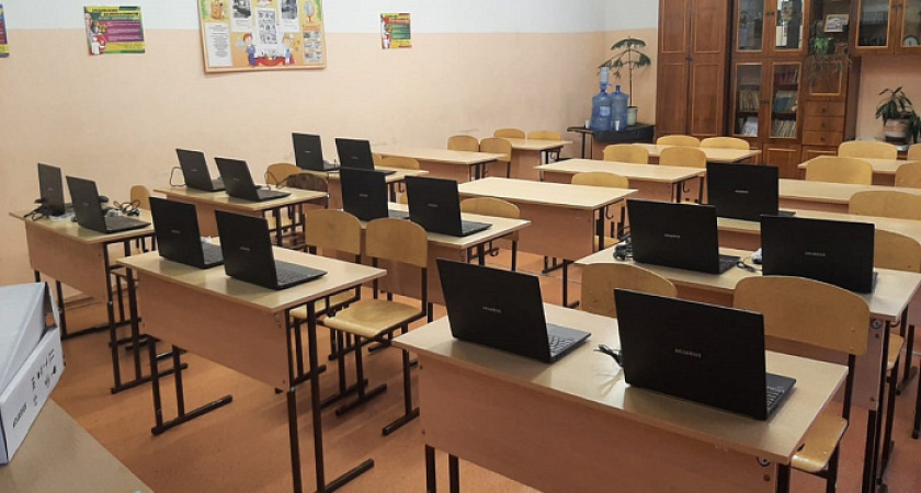В 2024 году мультимедийным оборудованием обеспечат 39 школ Кировской области