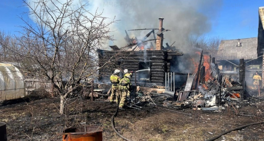 Кировчанин сжег дом соседа вместе со своим мусором