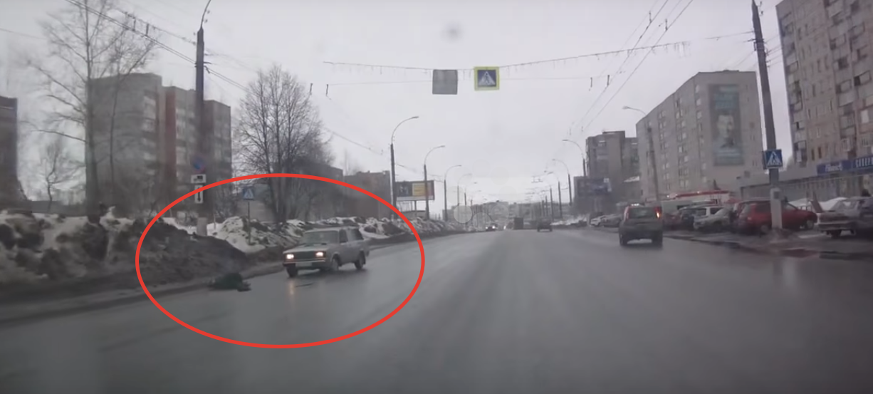 Момент, как водитель ВАЗ сбил женщину на Московской, попал на видео