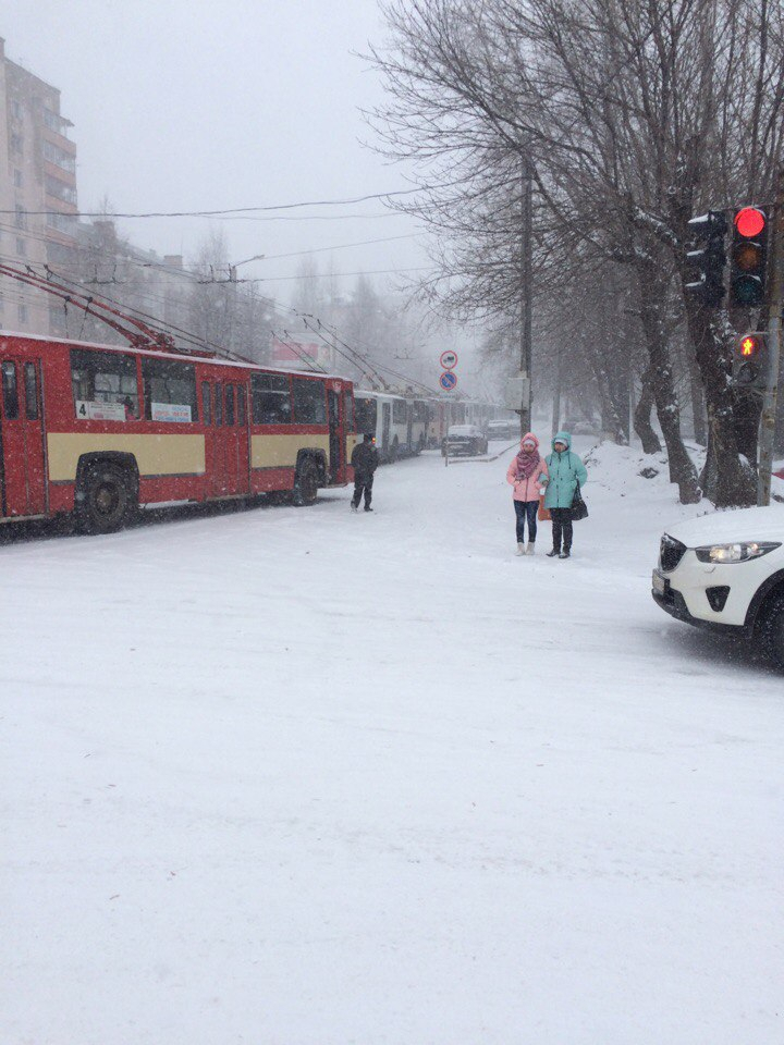 Транспортный коллапс: в Кирове из-за непогоды буксуют автобусы и троллейбусы