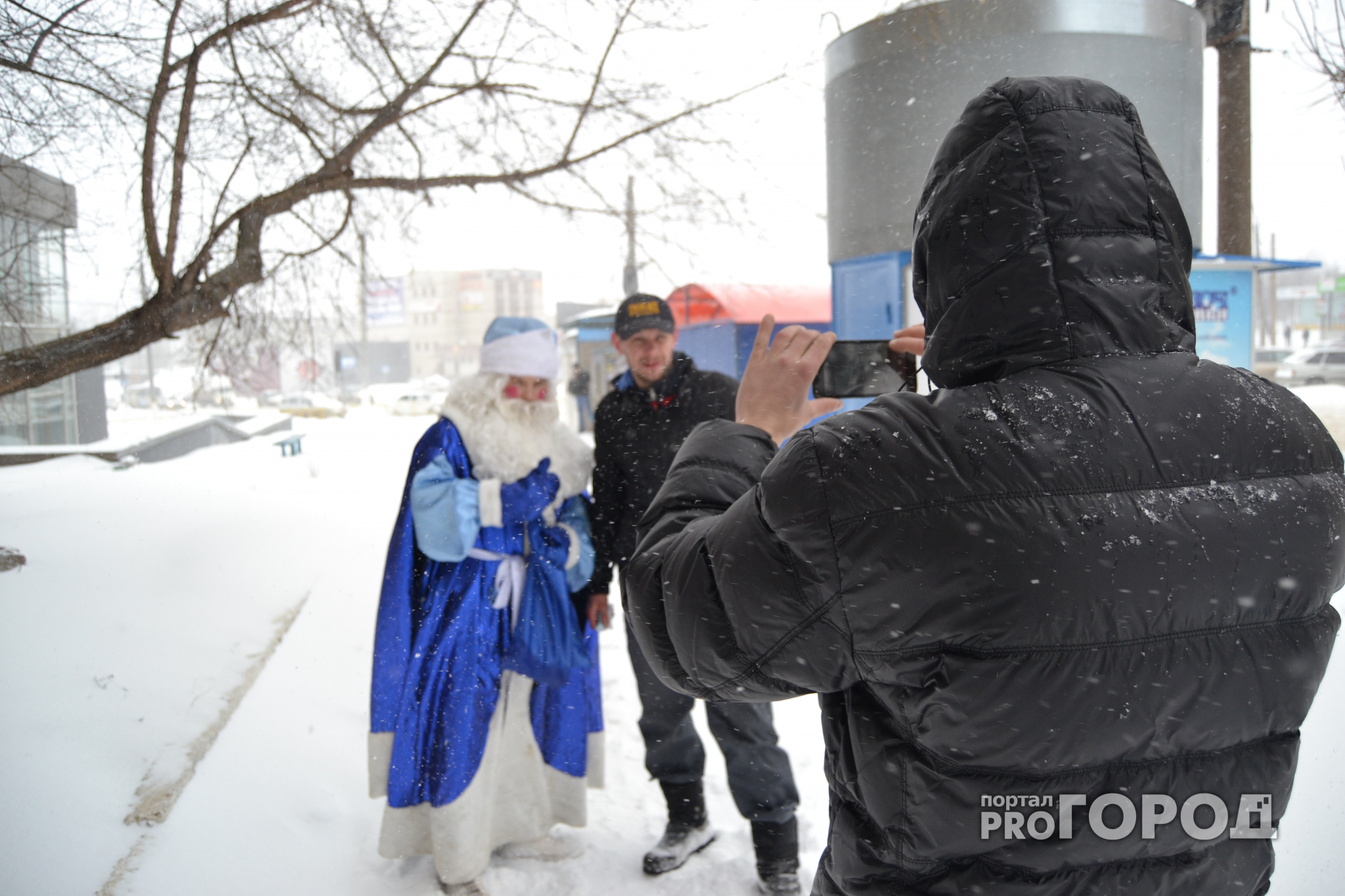 В апрельский снегопад на улицы Кирова вышел Дед Мороз