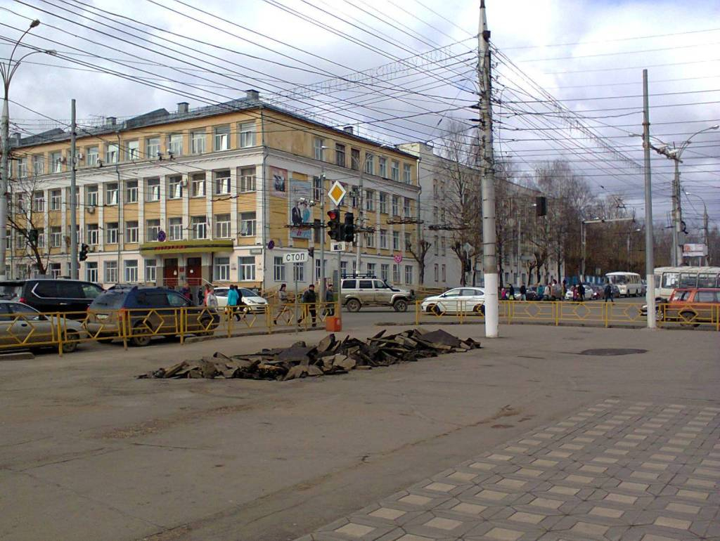 В Кирове разломали ровный асфальт у администрации города