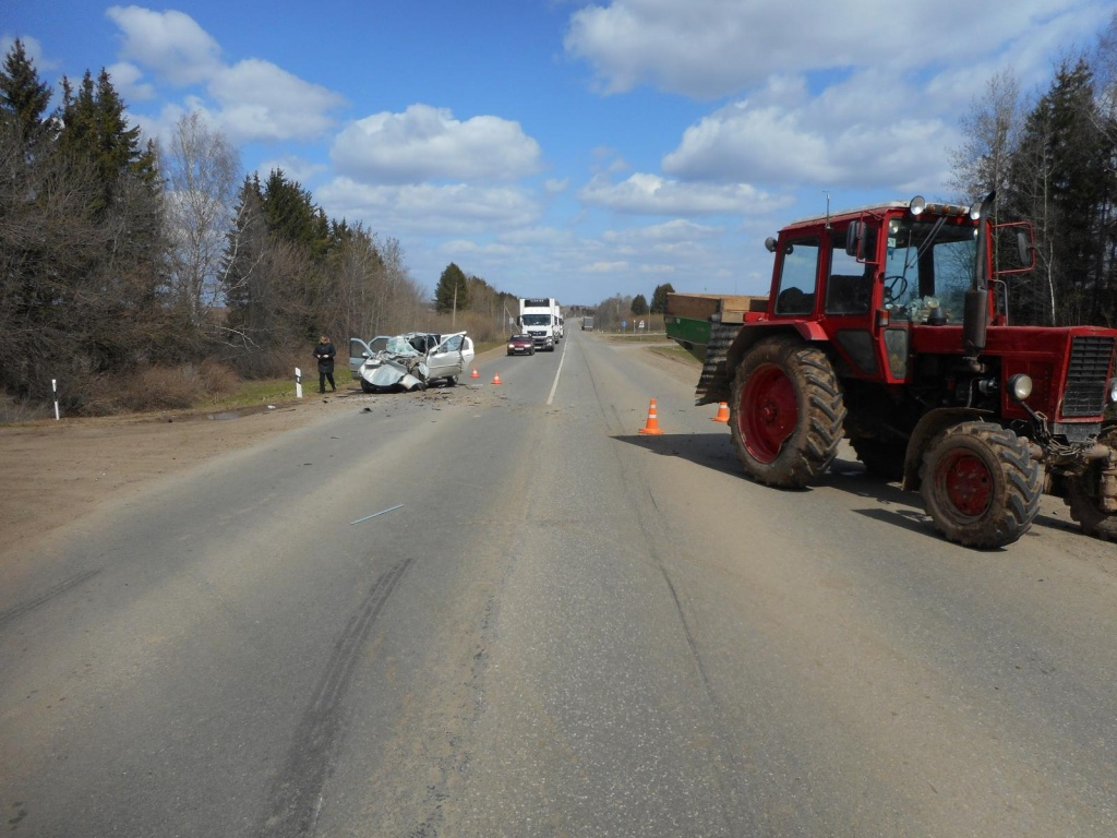 В Кировской области иномарка врезалась в трактор: пострадали три человека