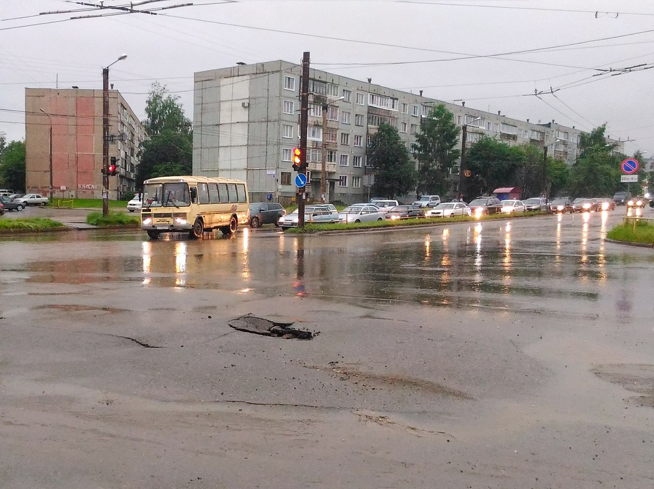 После урагана в Кирове обвалился новый асфальт и  разрушились тротуары