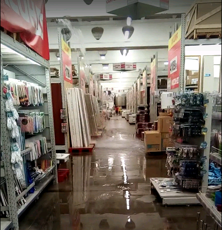Видео: в Кирове во время урагана затопило торговые центры и клинику
