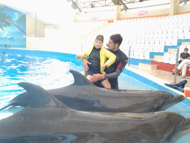 Благодаря дельфинам девочка из Кирова научилась смеяться, плакать и понимать речь