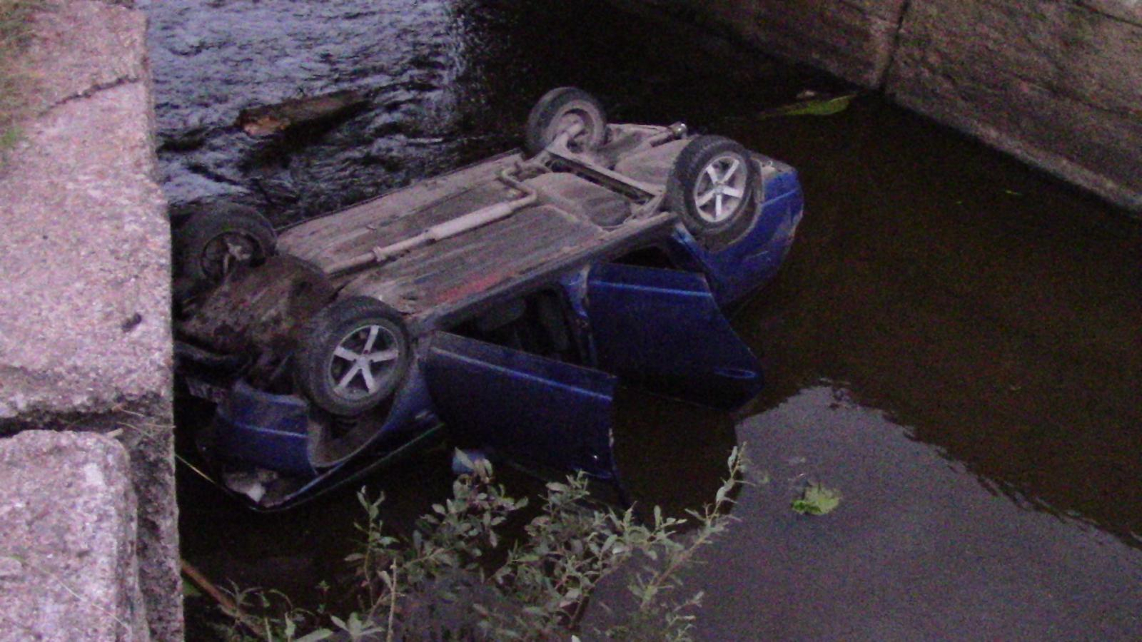 В Кировской области автомобиль улетел с моста в реку
