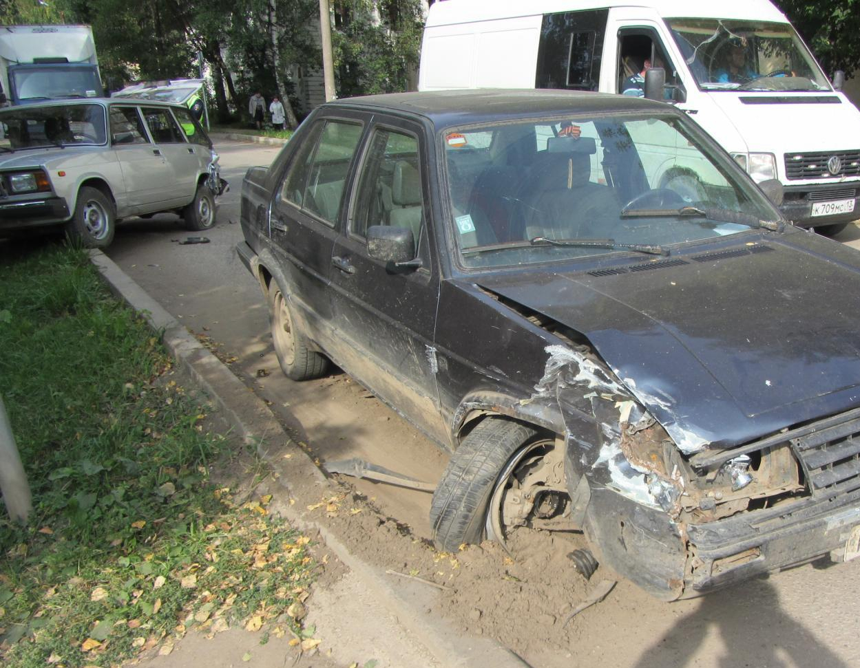 На улице Левитана водитель на иномарке влетел в ВАЗ и убежал с места ДТП