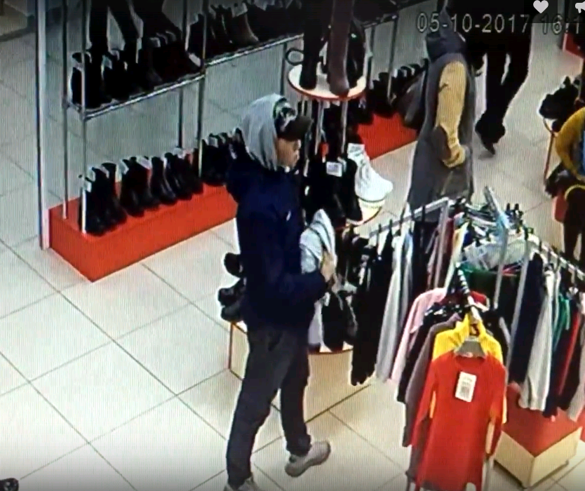 Видео: в Кирове вор украл одежду в магазине, а потом передумал и все вернул