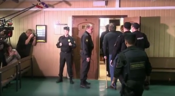 На заседании суда экс-губернатора Кировской области активистки оголили грудь
