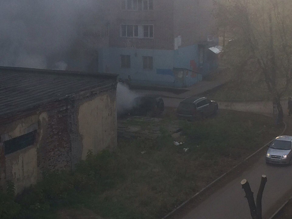 В Кирове во дворе дома вспыхнула машина