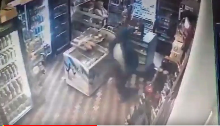 В Кирове осудили мужчину, который с вилкой в руке напал на продавца
