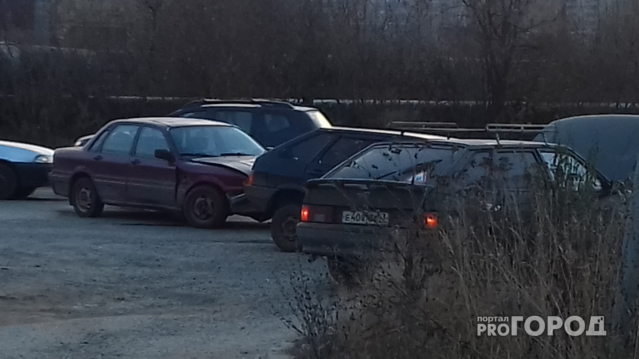 На Луганской столкнулись три машины: образовался километровый затор