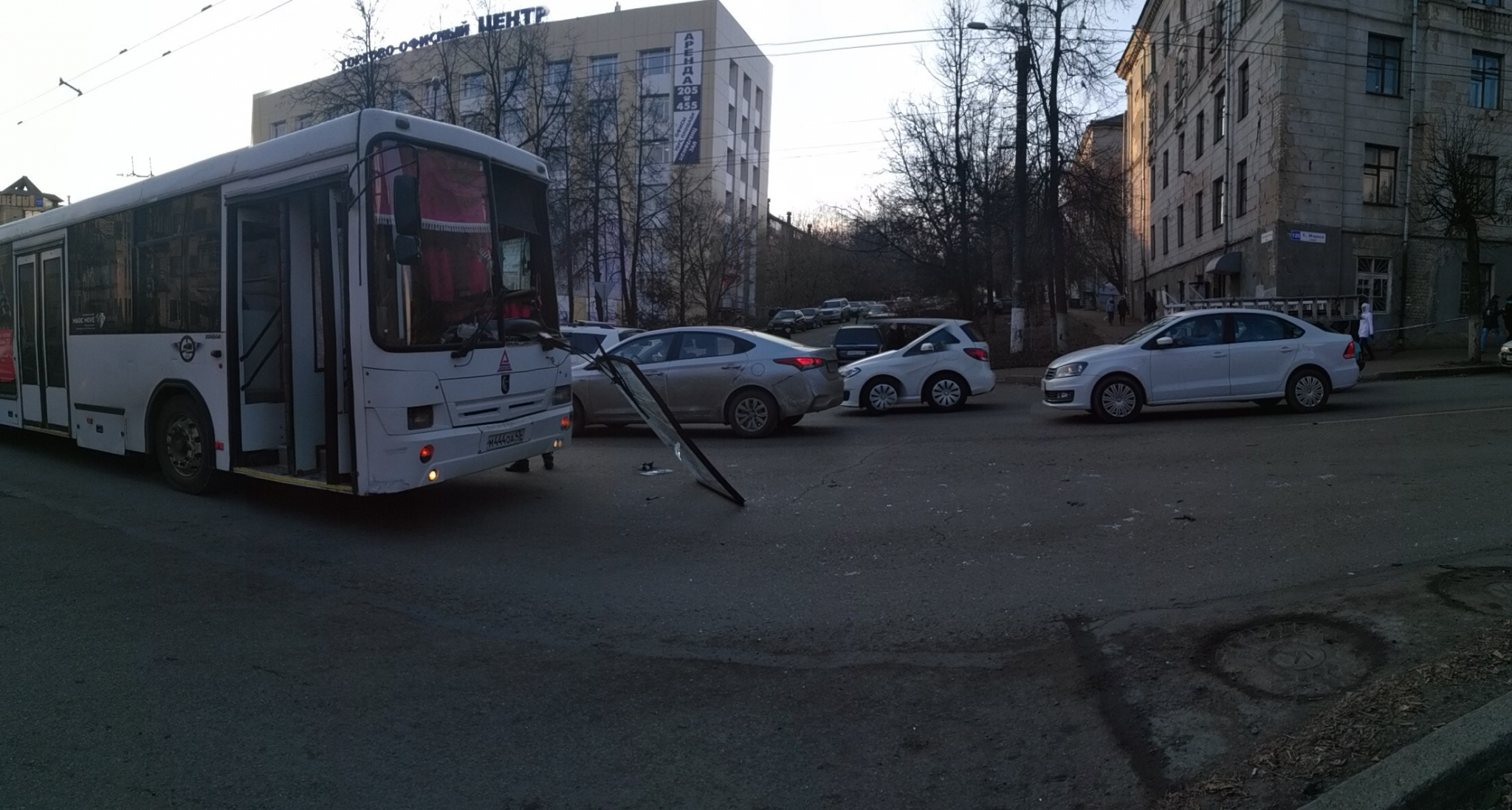 В Кирове столкнулись два автобуса: от удара у одного из них вылетело лобовое стекло