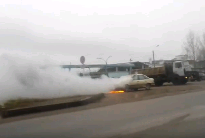 Видео: рано утром в Радужном полыхала иномарка