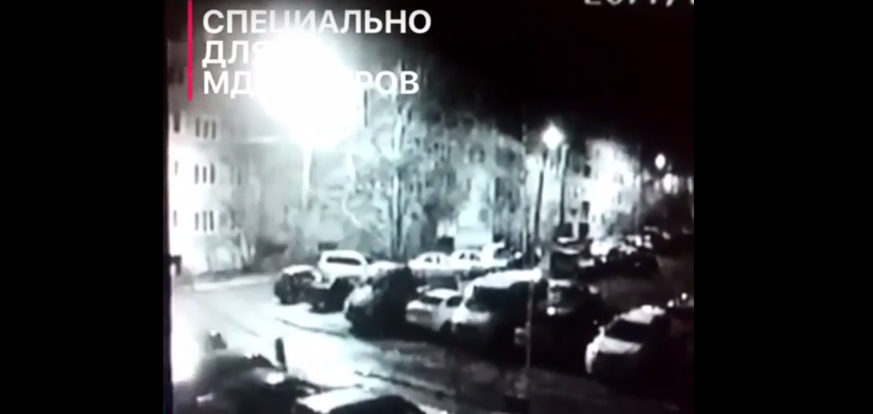 Ночью в Кирове вспыхнула иномарка: пламя перекинулось на соседнее авто