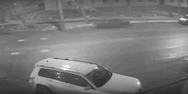 Видео: в Кирове водитель разбил припаркованный Mercedes