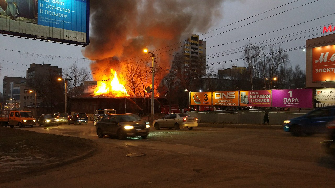 Пожар в центре Кирова: спасатели вынесли из огня три газовых баллона