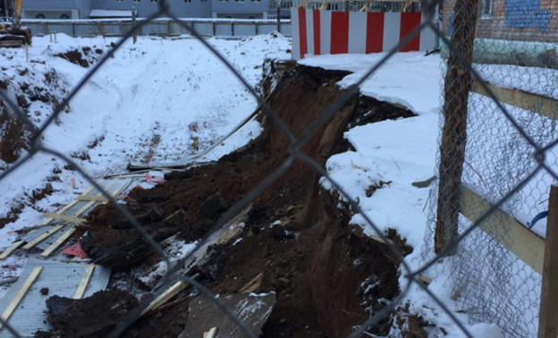На месте строительства нового сквера в Кирове обвалился грунт