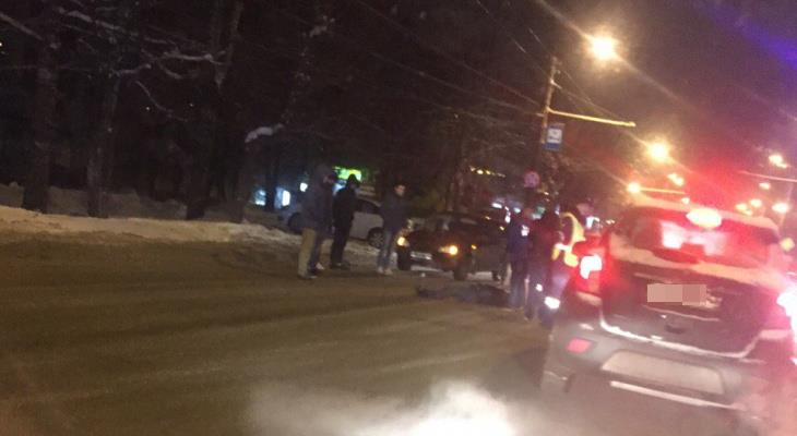 На улице Воровского «Калина» сбила мужчину, который сидел на дороге