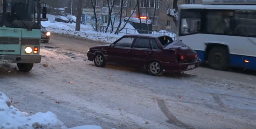 В Кирове автомобиль столкнулся со стоявшим на остановке автобусом