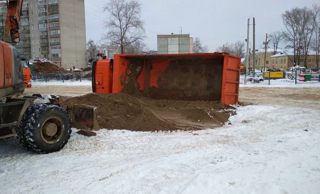 Возле строящегося путепровода в Чистые пруды перевернулся грузовик с песком