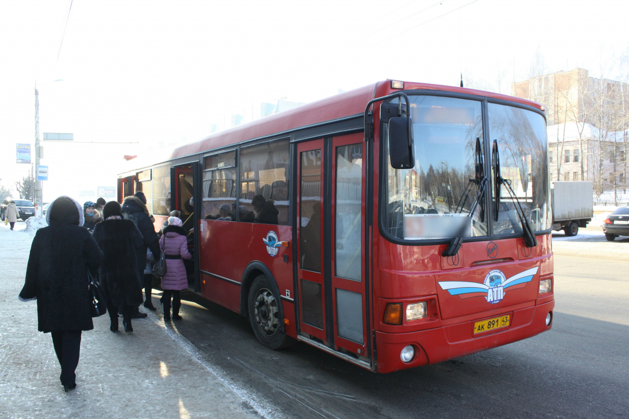 В Кирове неизвестные разбили окно водителя автобуса № 23