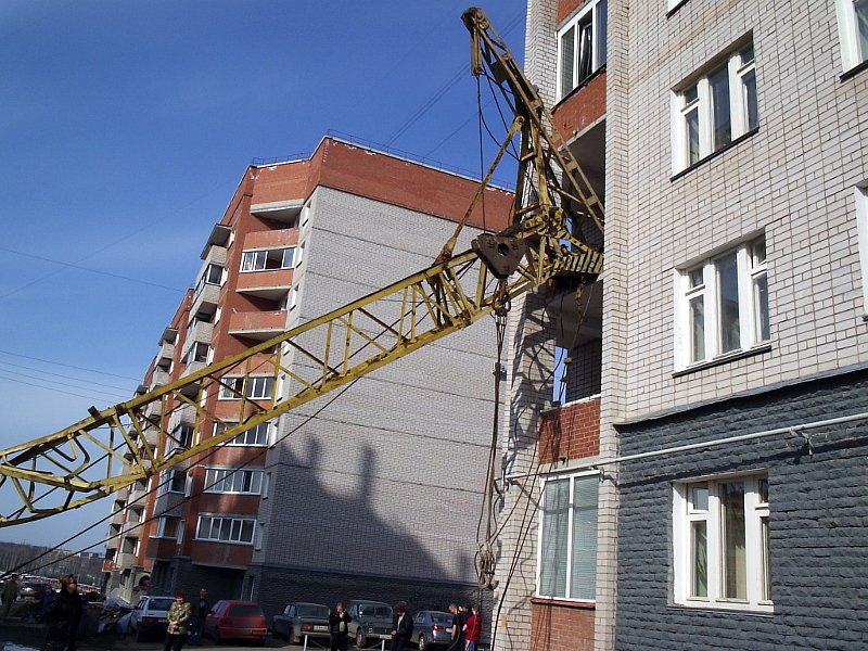 3 громких случая, когда в Кирове башенные краны падали на дома