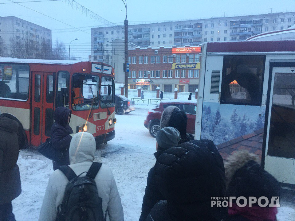 На улице Воровского столкнулись автобус и троллейбус: от удара вылетели стекла