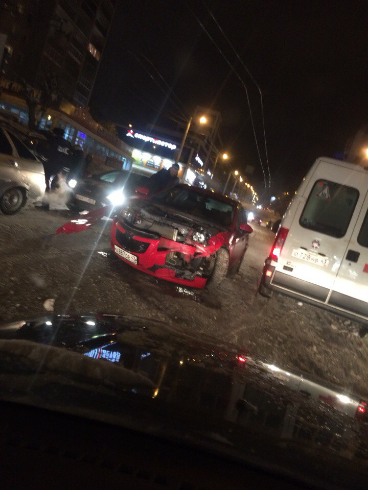 В Кирове столкнулись две иномарки: на месте работали медики