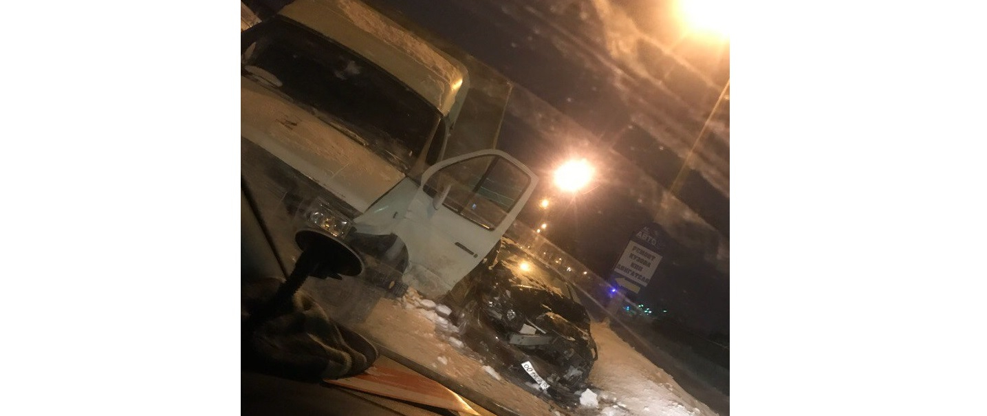 В Кирове у ночного клуба «Газель» столкнулась с Lexus