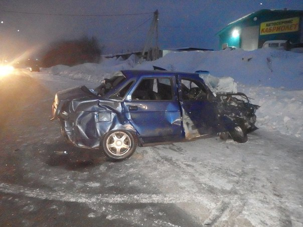 В Кировской области из-за отпавшего колеса столкнулись два авто: пострадали 4 человека