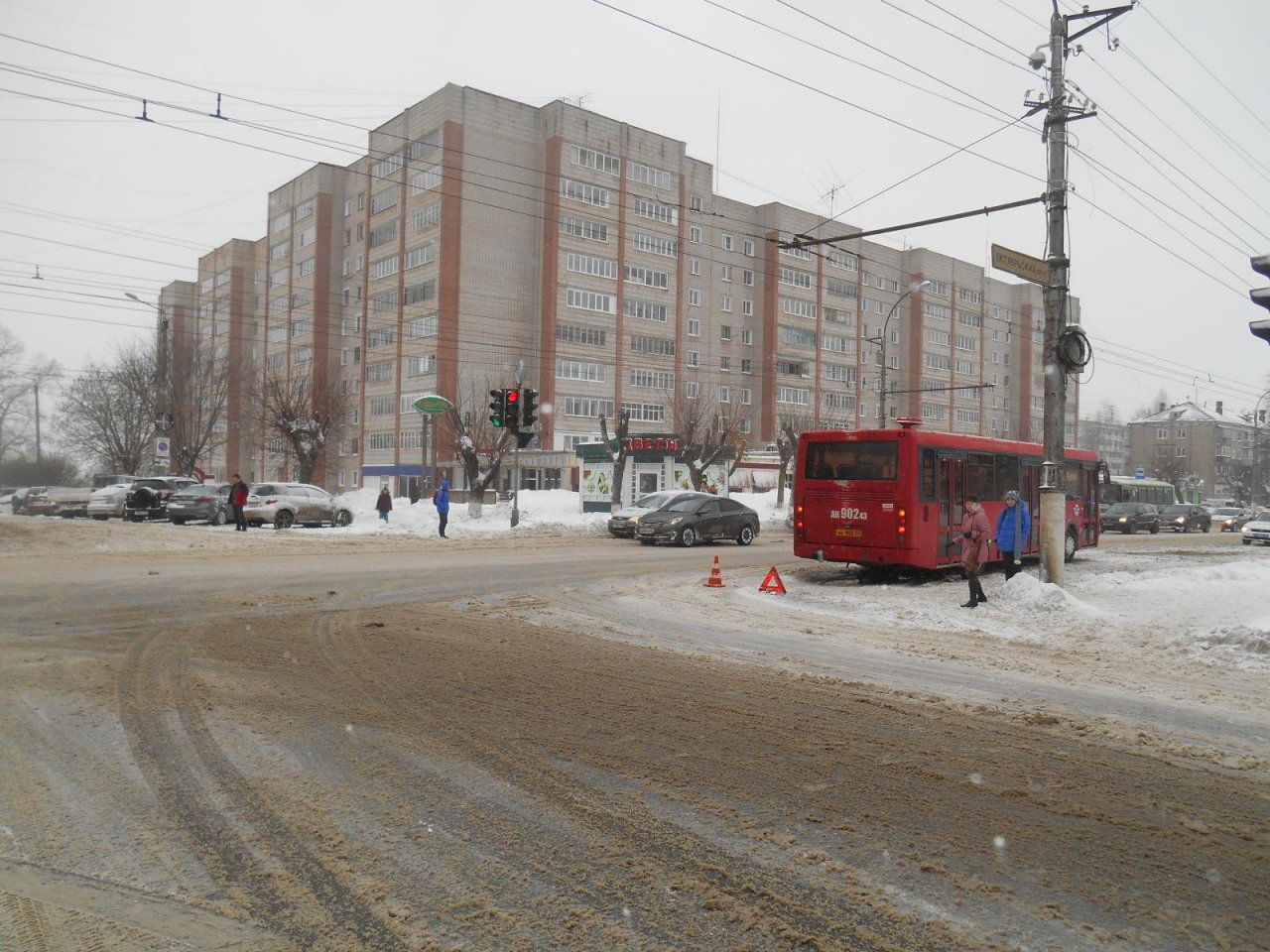В центре Кирова автобус 1 маршрута сбил женщину