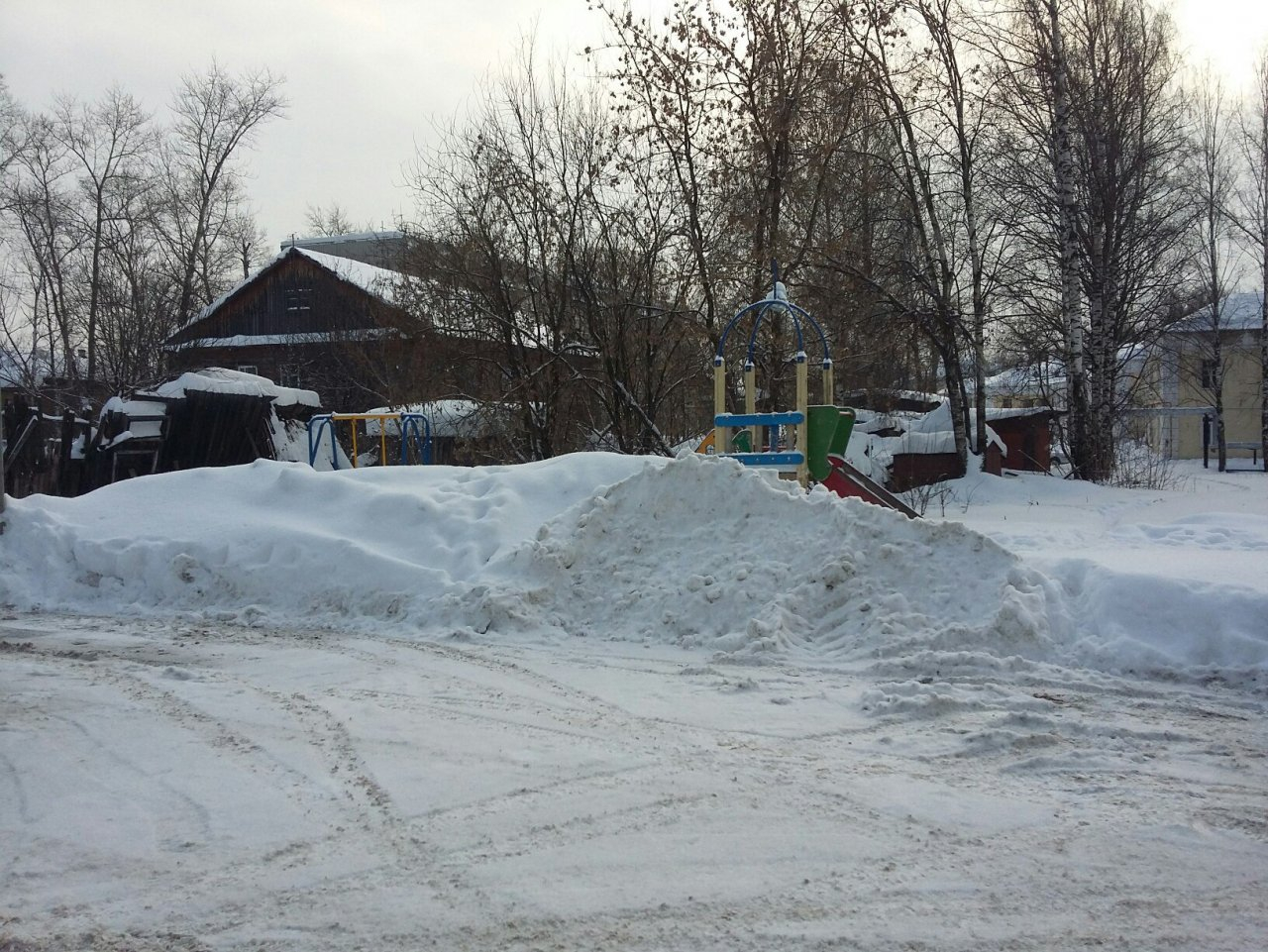 В Кирове на детской площадке организовали снежную свалку