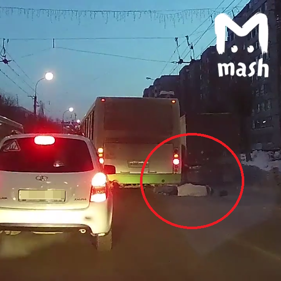 В Кирове автобус протащил по дороге зажатую в дверях пассажирку