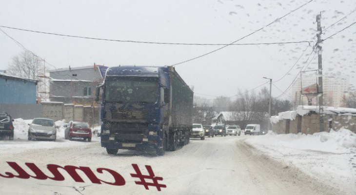 Мелкие ДТП и буксующие фуры: Киров из-за снегопада «встал» в пробках